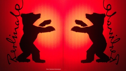 Berlinale Bär fotografiert im Friedrichstadt Palast und bei der 69. Berlinale für mich eine Diversity Bär